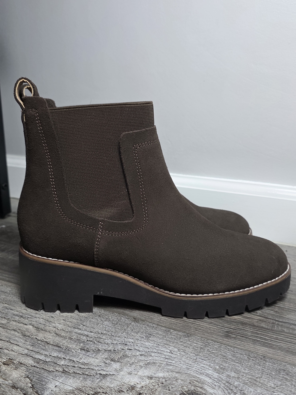 Blondo Women's Dyme Waterproof Chelsea Lug Sole Suede Ankle Boot Sz 11 *EUC